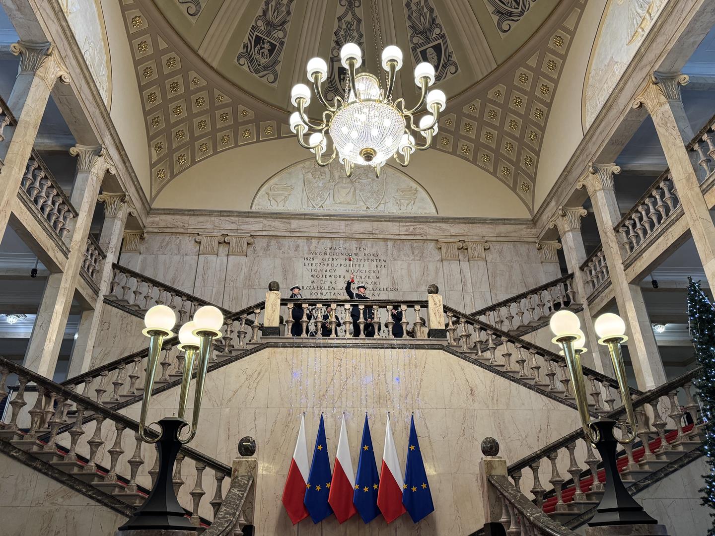 Zdjęcie przedstawia salę z flagami