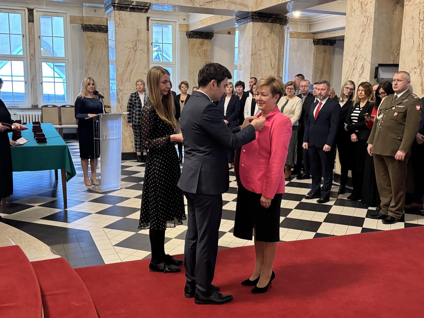 Zdjęcie przedstawia moment odznaczenia pracowników gminy Mierzęcice medalami za długoletnią służbę