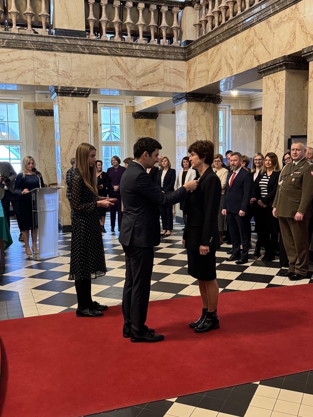 Zdjęcie przedstawia moment odznaczenia pracowników gminy Mierzęcice medalami za długoletnią służbę