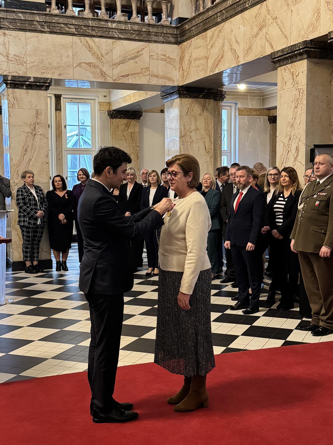 Zdjęcie przedstawia moment odznaczenia pracowników gminy Mierzęcice medalami za długoletnią służbę