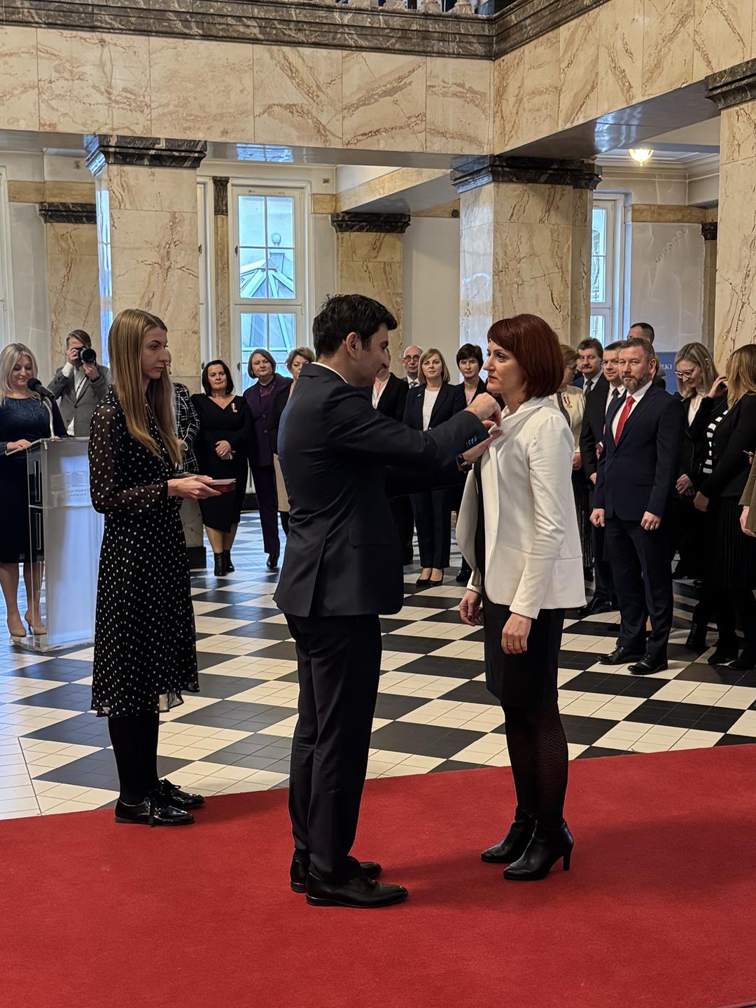 Zdjęcie przedstawia moment odznaczenia pracowników gminy Mierzęcice medalami za długoletnią służbę
