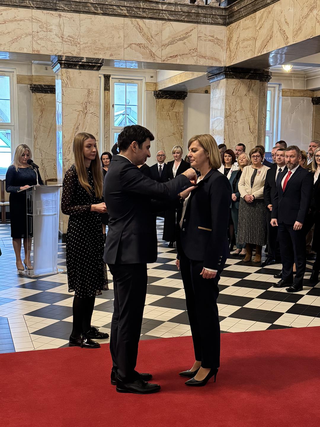 Zdjęcie przedstawia moment odznaczenia pracowników gminy Mierzęcice medalami za długoletnią służbę
