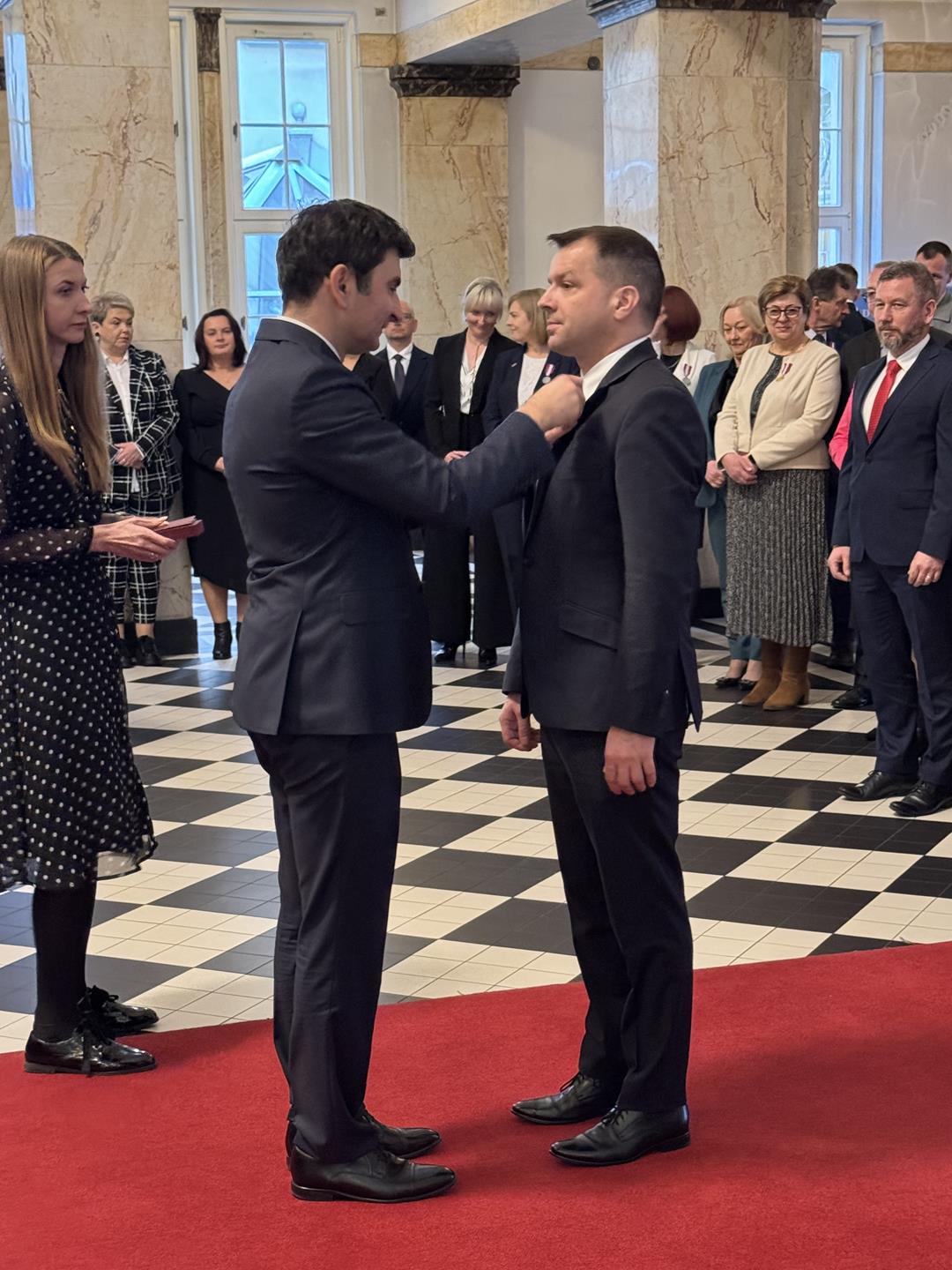 Zdjęcie przedstawia moment odznaczenia pracowników gminy Mierzęcice medalami za długoletnią służbę