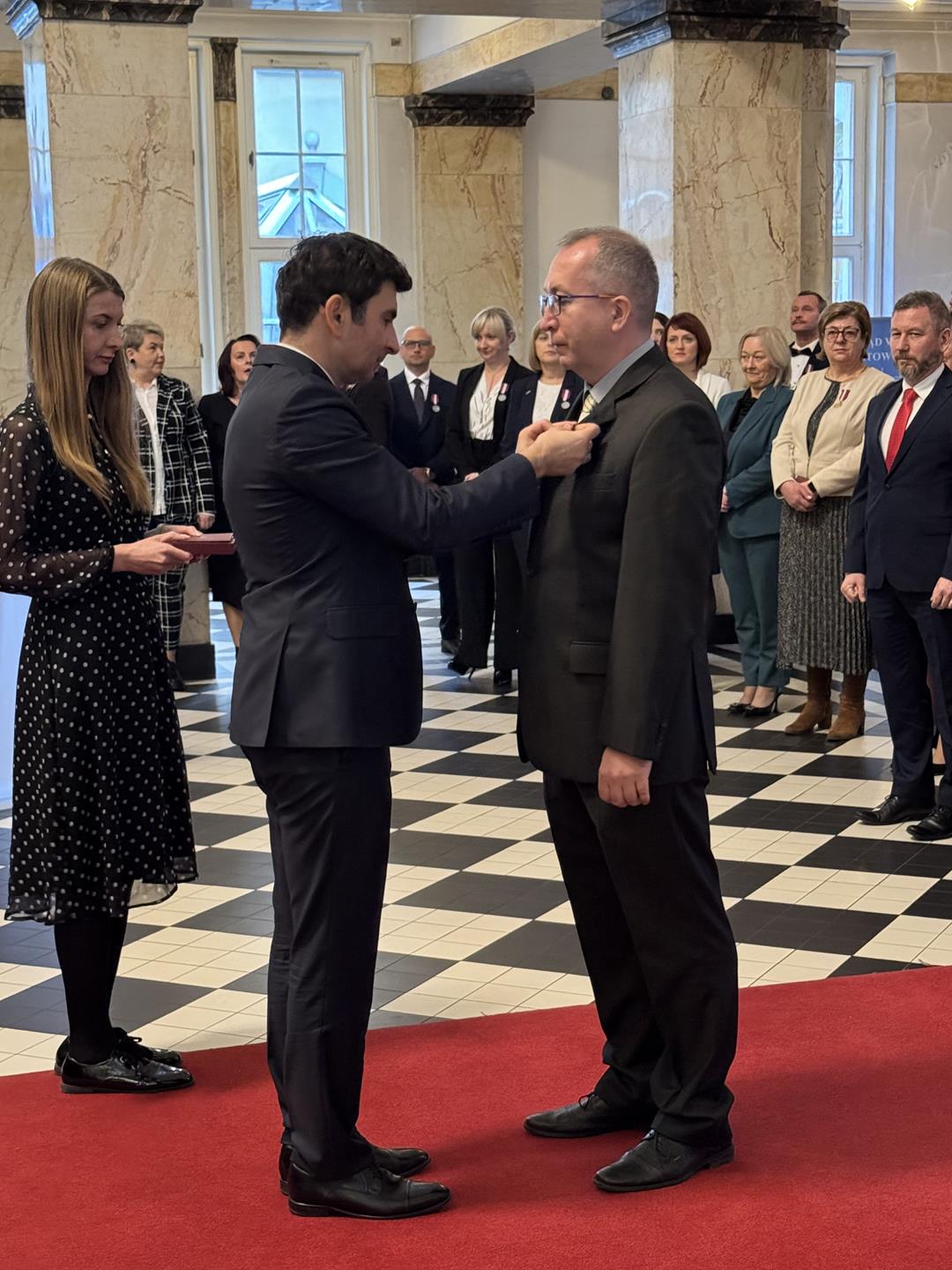 Zdjęcie przedstawia moment odznaczenia pracowników gminy Mierzęcice medalami za długoletnią służbę