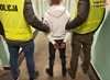 Zdjęcie dwóch policjantów i zatrzymanego