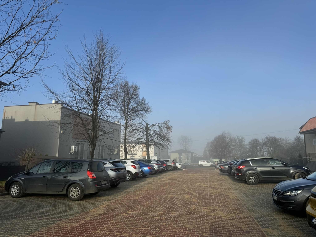 Zdjęcie przedstawia parking