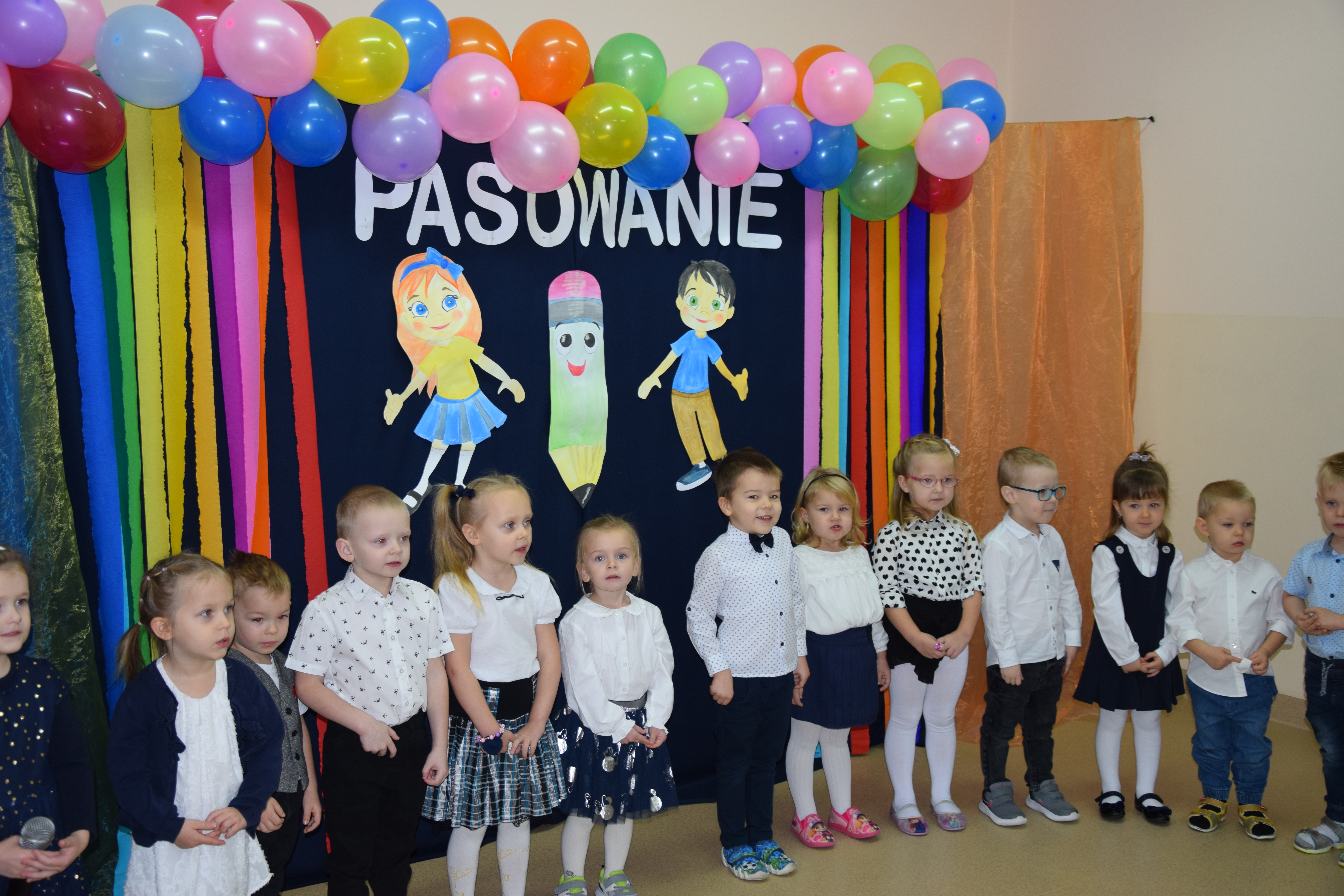 Zdjęcie przedstawiające fragment uroczystości pasowania na przedszkolaka
