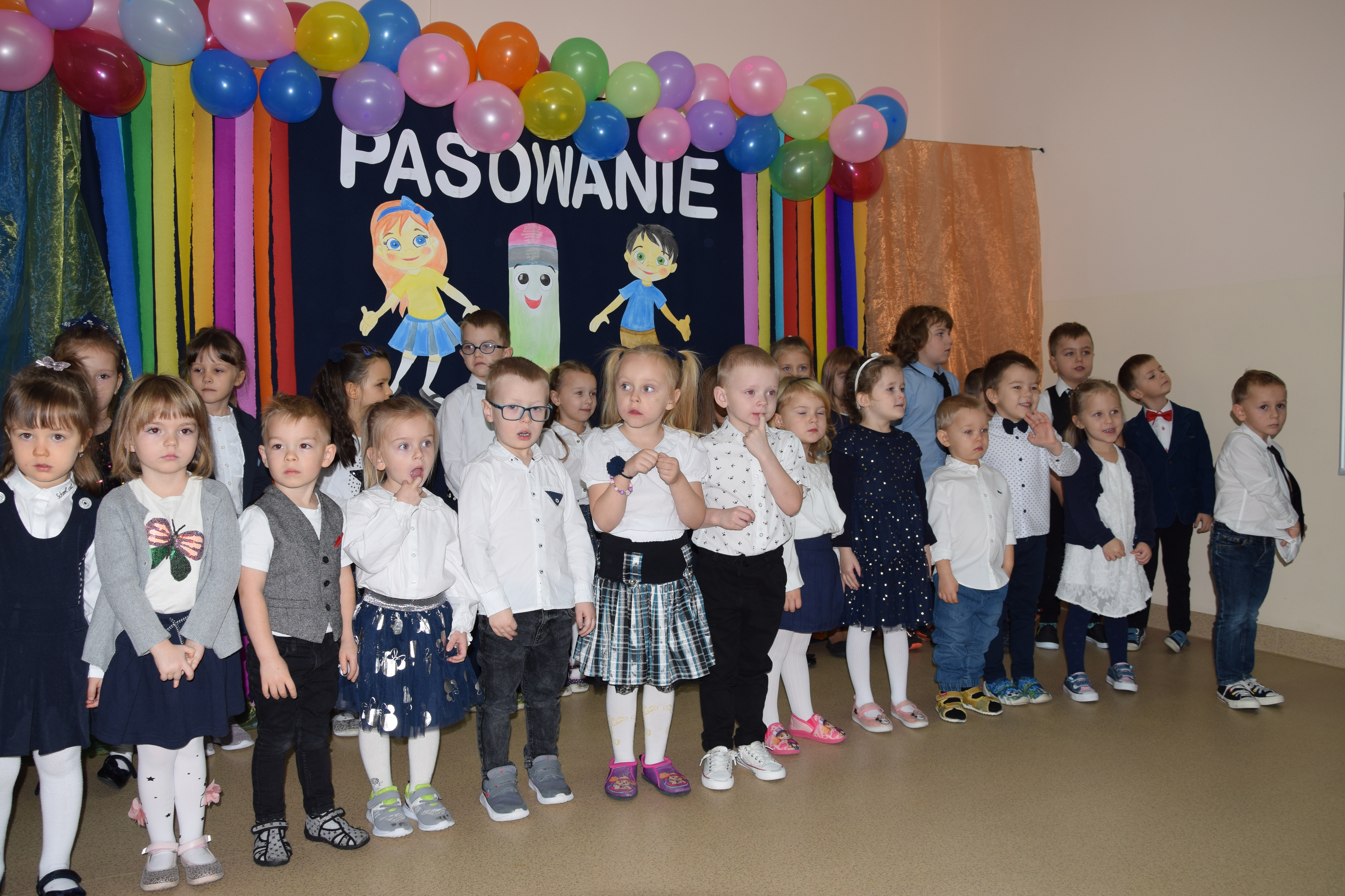Zdjęcie przedstawiające fragment uroczystości pasowania na przedszkolaka
