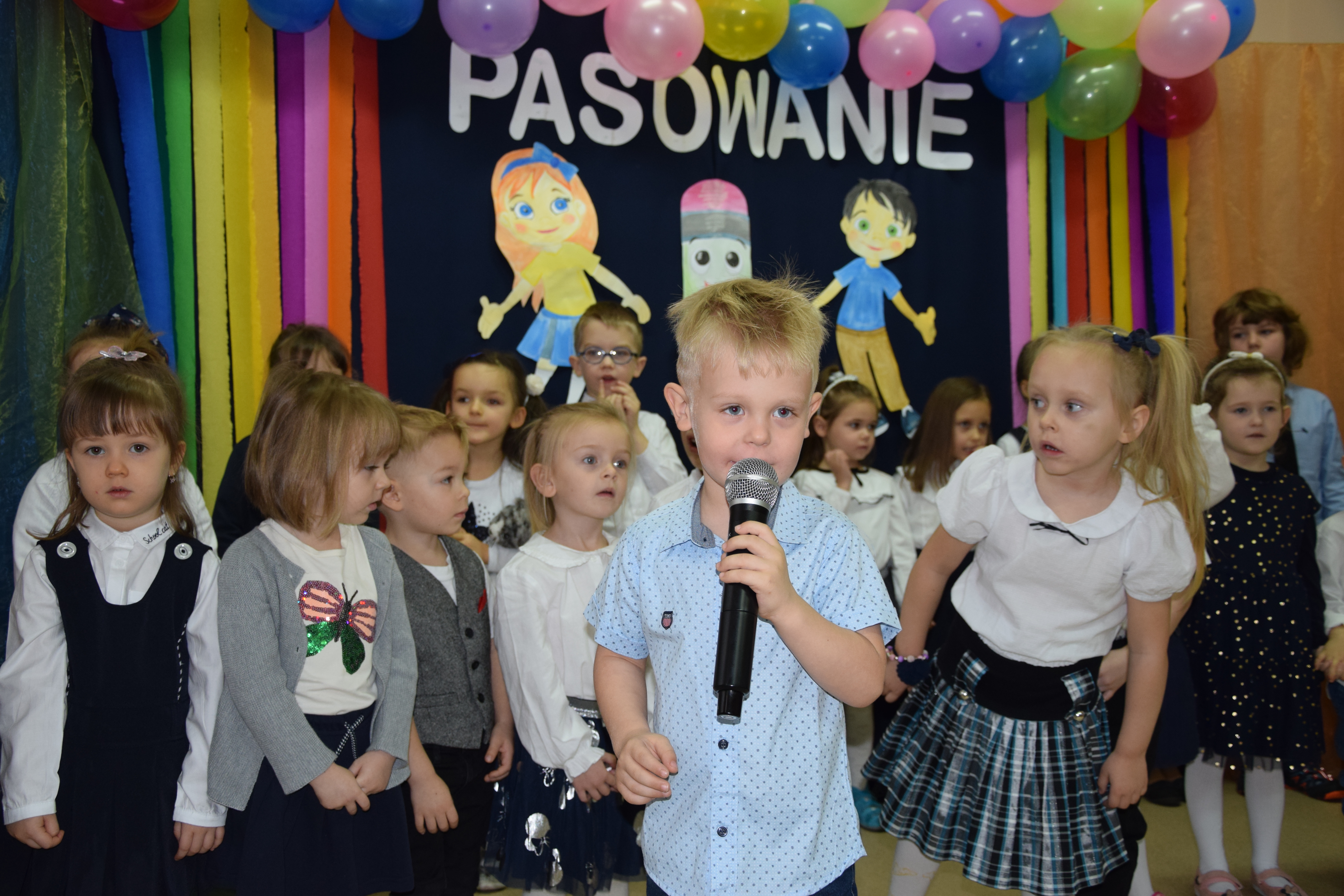 Zdjęcie przedstawiające fragment uroczystości pasowania na przedszkolaka