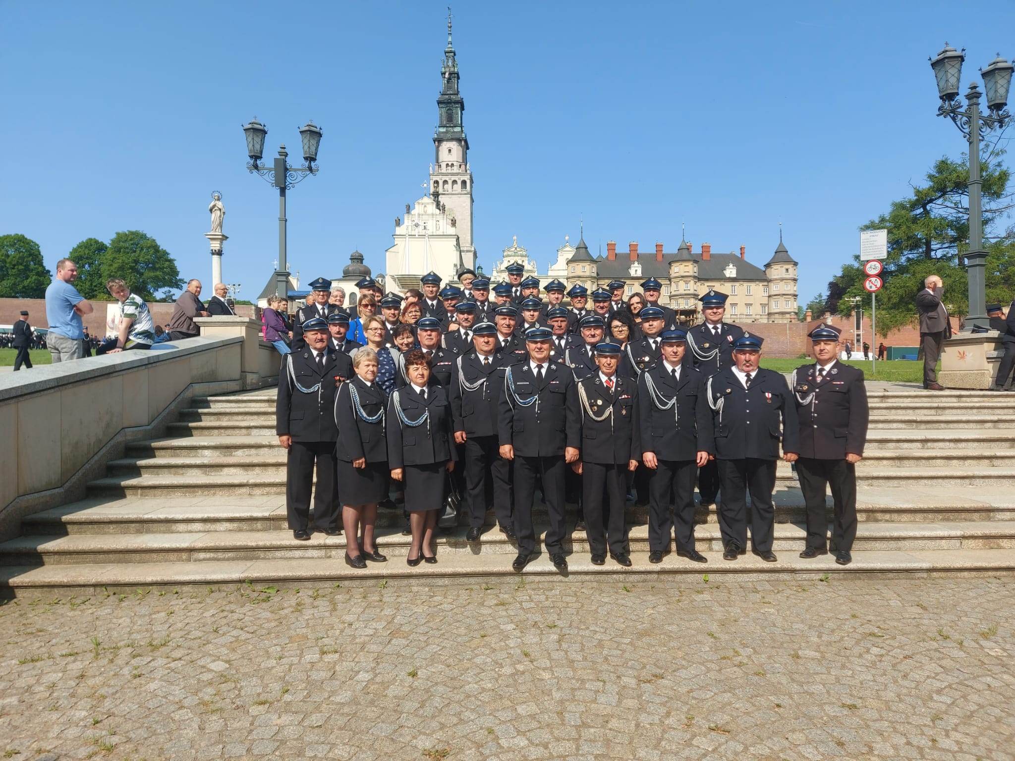Zdjęcie przedstawiające strażaków na tle Sanktuarium Matki Bożej Częstochowskiej na Jasnej Górze