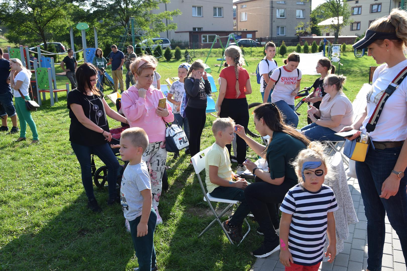 Zdjęcie przedstawiające rodziców z dziećmi na pikniku