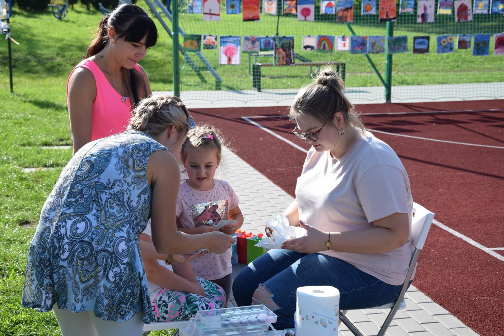 Zdjęcie przedstawiające nanoszenie tatuażu zmywalnego