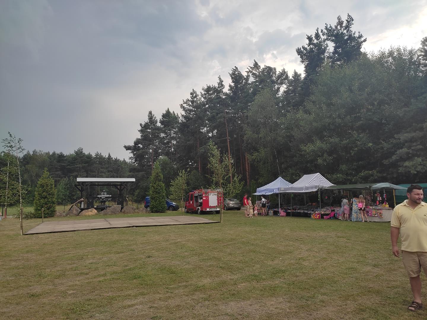 Zdjęcie przedstawiające kram, scenę oraz podest do tańczenia