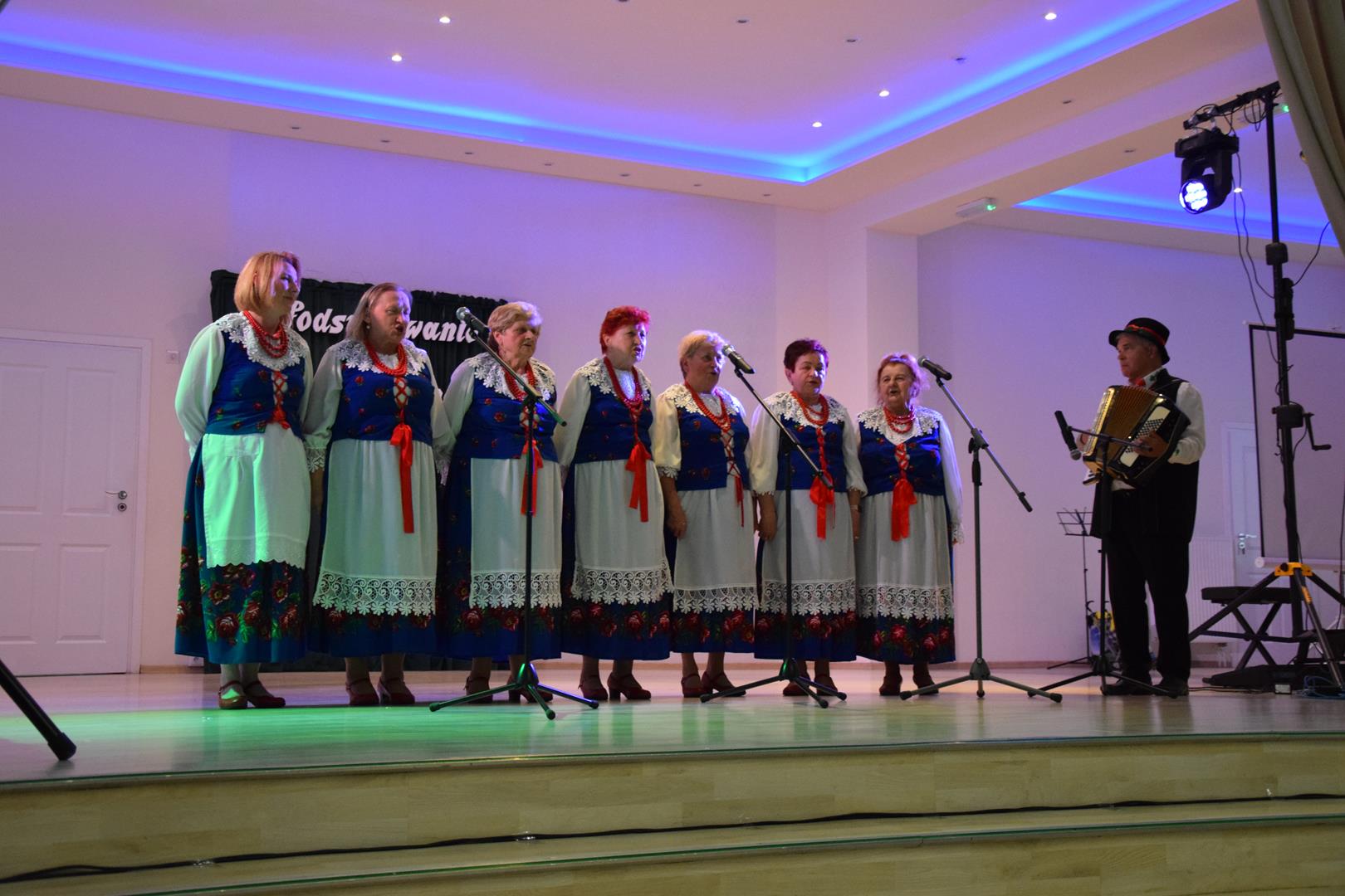 Zdjęcie przedstawiające moment prezentacji zespołu śpiewaczego Mierzęcanki