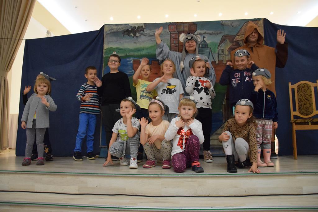 Zdjęcie przedstawiające dzieci i aktorów pozujących do wspólnego zdjęcia