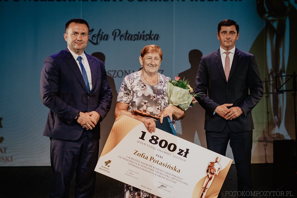 Zdjęcie przedstawiające Zofię Potasińską - laureatkę nagrody starosty Będzińskiego za osiągnięcia w dziedzinie twórczości artystycznej, upowszechniania i ochrony kultury.