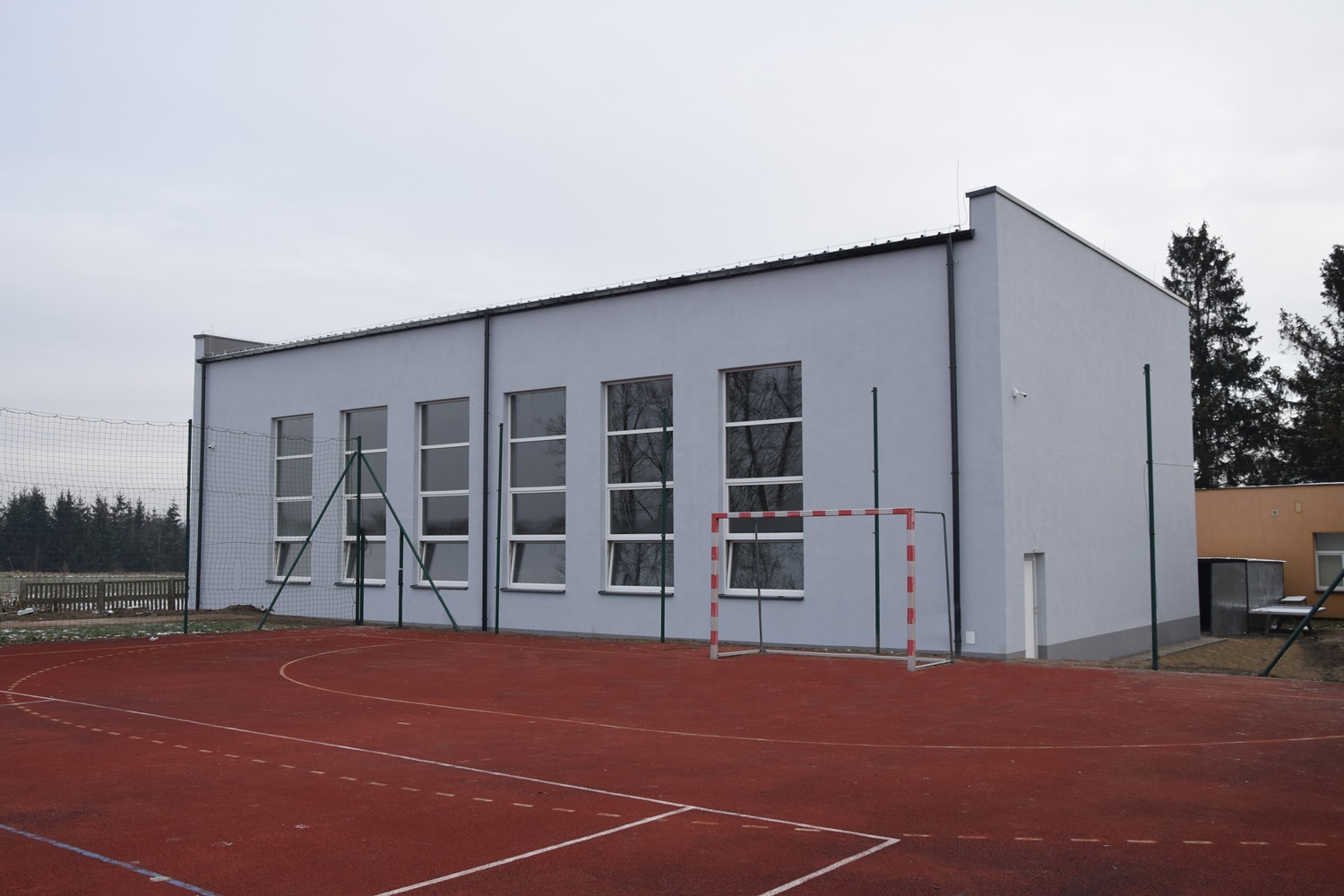 Zdjęcie elewacji sali gimnastycznej przy Szkole Podstawowej w Przeczycach
