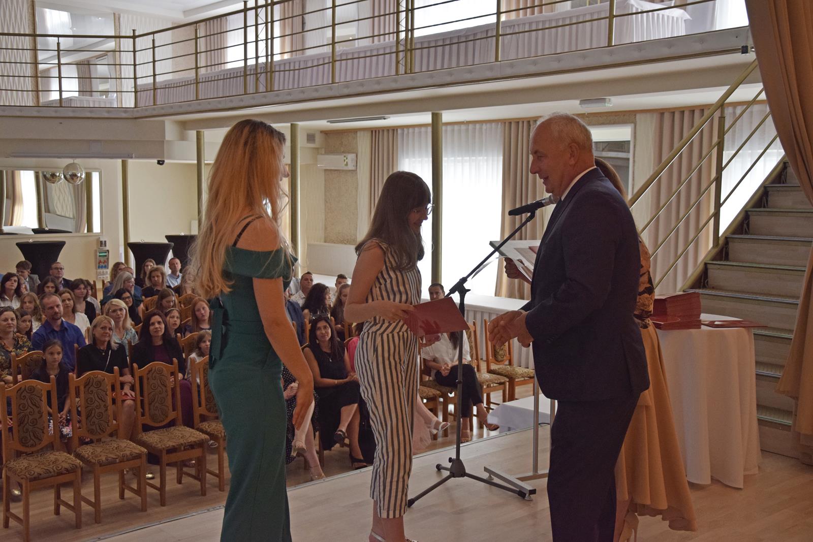 Zdjęcie przedstawiające moment rozdania nagród za wybite osiągnięcia i średnią ocen powyżej 5,2. Nagrody wręczali Wójt Gminy Mierzęcice Grzegorz Podlejski oraz Zastępca Wójta Gminy Mierzęcice Iwona Pańta.