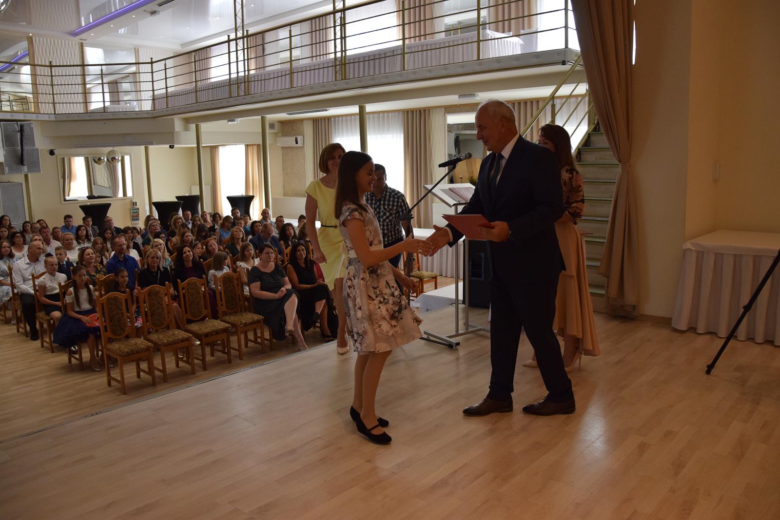 Zdjęcie przedstawiające moment rozdania nagród za wybite osiągnięcia i średnią ocen powyżej 5,2. Nagrody wręczali Wójt Gminy Mierzęcice Grzegorz Podlejski oraz Zastępca Wójta Gminy Mierzęcice Iwona Pańta.
