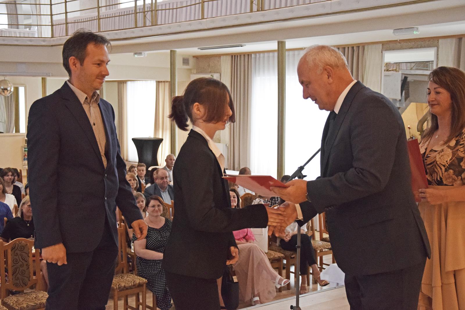 Zdjęcie przedstawiające moment rozdania nagród za wybite osiągnięcia i średnią ocen powyżej 5,2. Nagrody wręczali Wójt Gminy Mierzęcice Grzegorz Podlejski oraz Zastępca Wójta Gminy Mierzęcice Iwona Pańta.