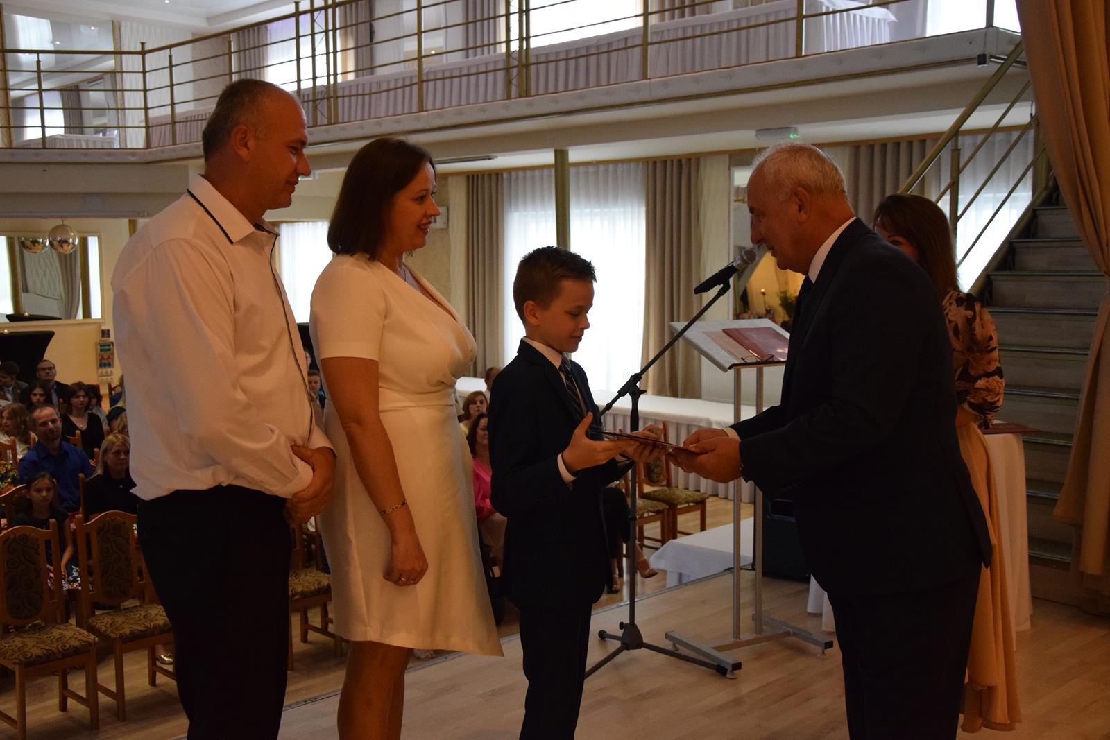 Zdjęcie przedstawiające moment rozdania nagród za wybite osiągnięcia i średnią ocen powyżej 5,2. Nagrody wręczali Wójt Gminy Mierzęcice Grzegorz Podlejski oraz Zastępca Wójta Gminy Mierzęcice Iwona Pańta.