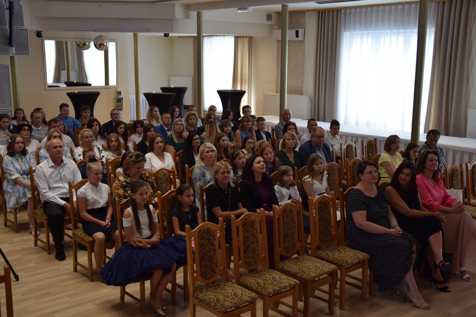 Zdjęcie przedstawiające ujęcie na sale Gminnego Ośrodka Kultury w Mierzęcicach