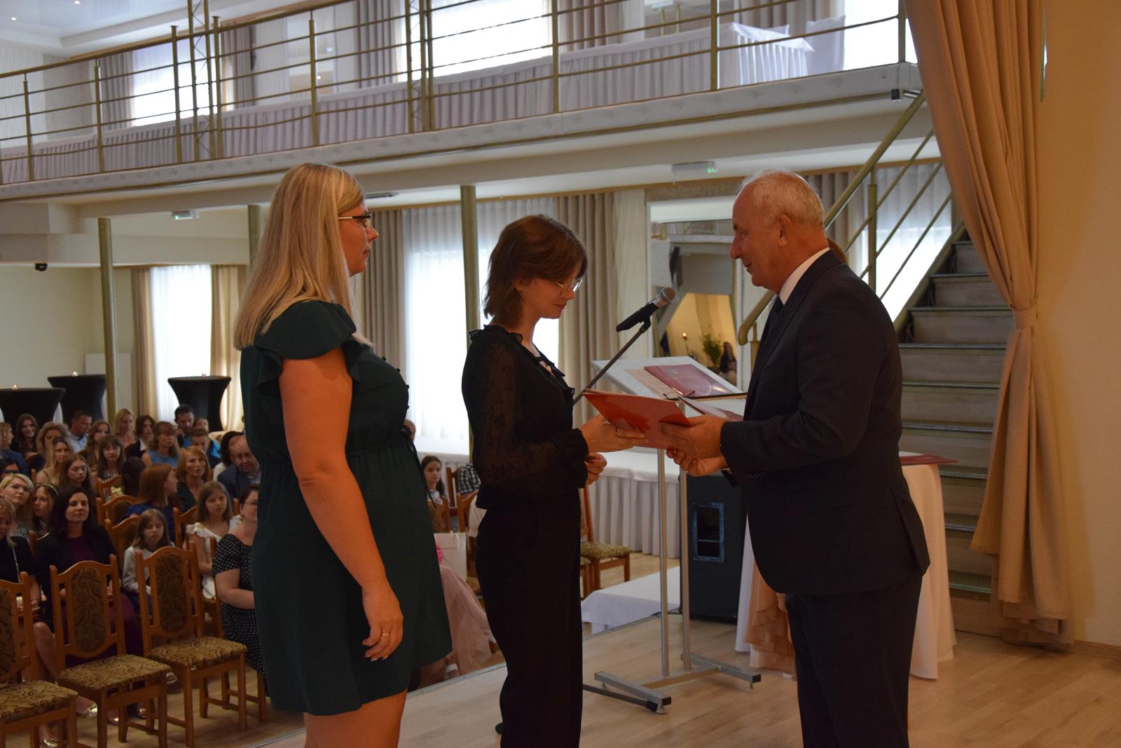 Zdjęcie przedstawiające moment rozdania nagród za wybite osiągnięcia i średnią ocen powyżej 5,2. Nagrody wręczali Wójt Gminy Mierzęcice Grzegorz Podlejski oraz Zastępca Wójta Gminy Mierzęcice Iwona Pańta.
