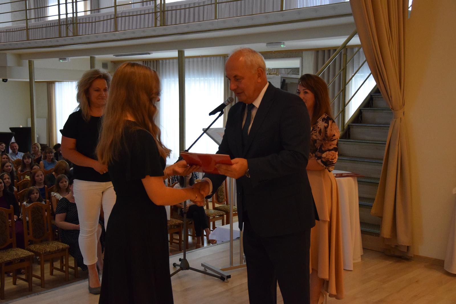 Zdjęcie przedstawiające moment rozdania nagród za wybite osiągnięcia i średnią ocen powyżej 5,2. Nagrody wręczali Wójt Gminy Mierzęcice Grzegorz Podlejski oraz Zastępca Wójta Gminy Mierzęcice Iwona Pańta.