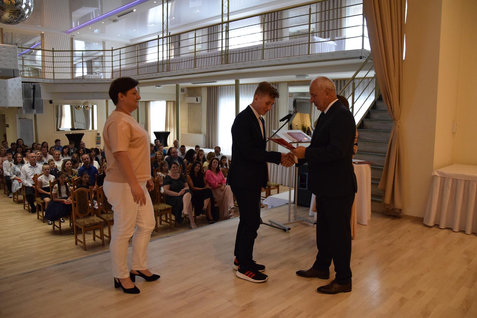 Zdjęcie przedstawiające moment rozdania nagród za wybite osiągnięcia i średnią ocen powyżej 5,2. Nagrody wręczali Wójt Gminy Mierzęcice Grzegorz Podlejski oraz Zastępca Wójta Gminy Mierzęcice Iwona Pańta.