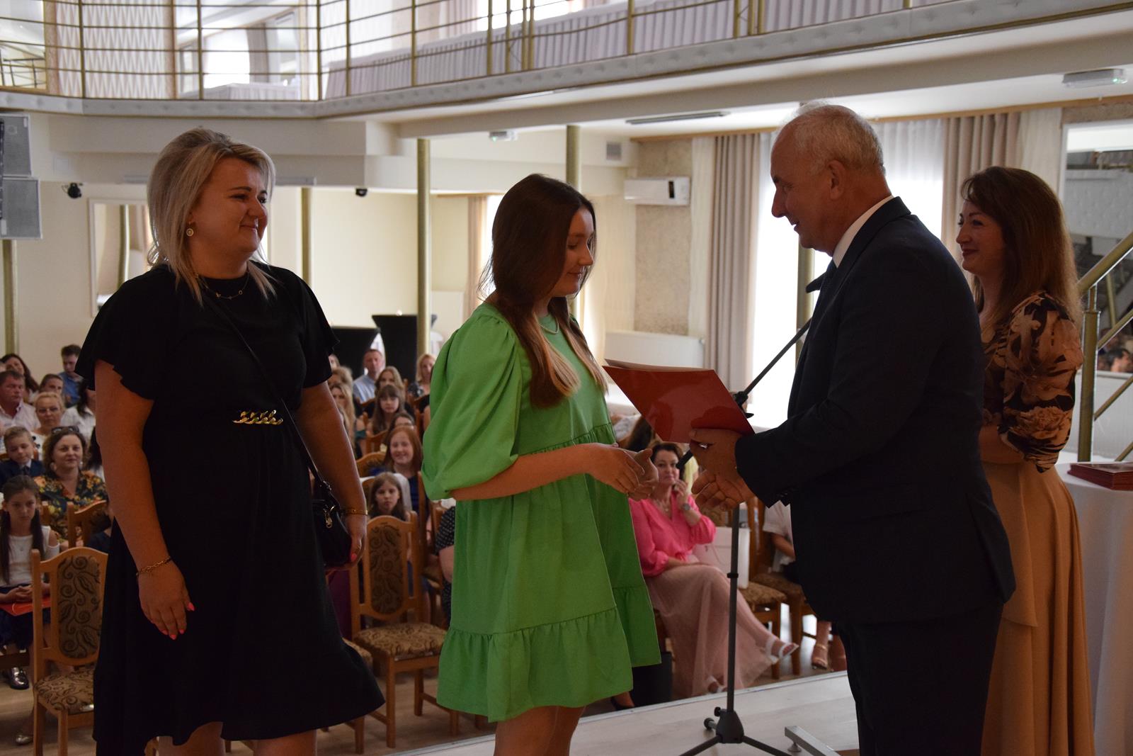 Zdjęcie przedstawiające moment rozdania nagród za wybite osiągnięcia i średnią ocen powyżej 5,2. Nagrody wręczali Wójt Gminy Mierzęcice Grzegorz Podlejski oraz Zastępca Wójta Gminy Mierzęcice Iwona Pańta.