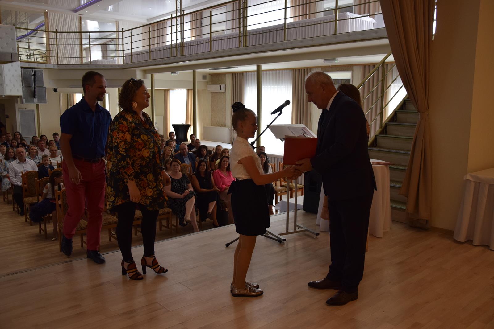 Zdjęcie przedstawiające moment rozdania nagród za wybite osiągnięcia i średnią ocen powyżej 5,2. Nagrody wręczali Wójt Gminy Mierzęcice Grzegorz Podlejski oraz Zastępca Wójta Gminy Mierzęcice Iwona Pańta.