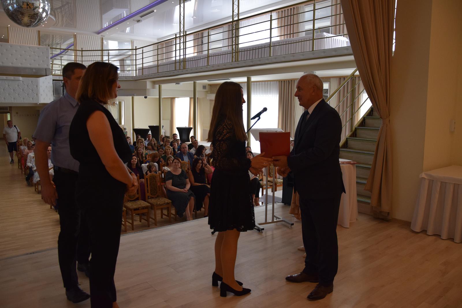Zdjęcie przedstawiające moment rozdania nagród za wybite osiągnięcia i średnią ocen powyżej 5,2. Nagrody wręczali Wójt Gminy Mierzęcice Grzegorz Podlejski oraz Zastępca Wójta Gminy Mierzęcice Iwona Pańta.