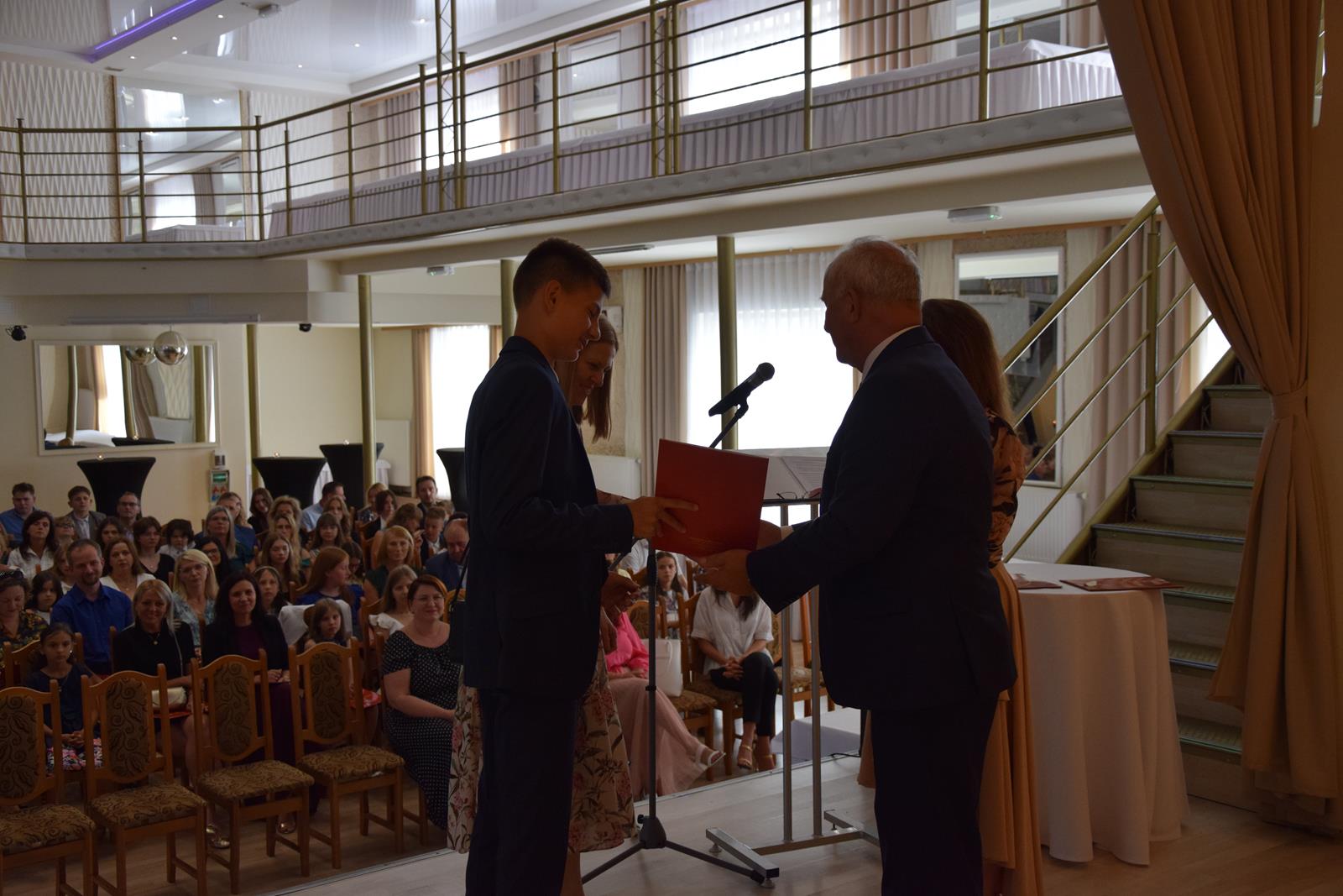 Zdjęcie przedstawiające moment rozdania nagród za wybite osiągnięcia i średnią ocen powyżej 5,2. Nagrody wręczali Wójt Gminy Mierzęcice Grzegorz Podlejski oraz Zastępca Wójta Gminy Mierzęcice Iwona Pańta.