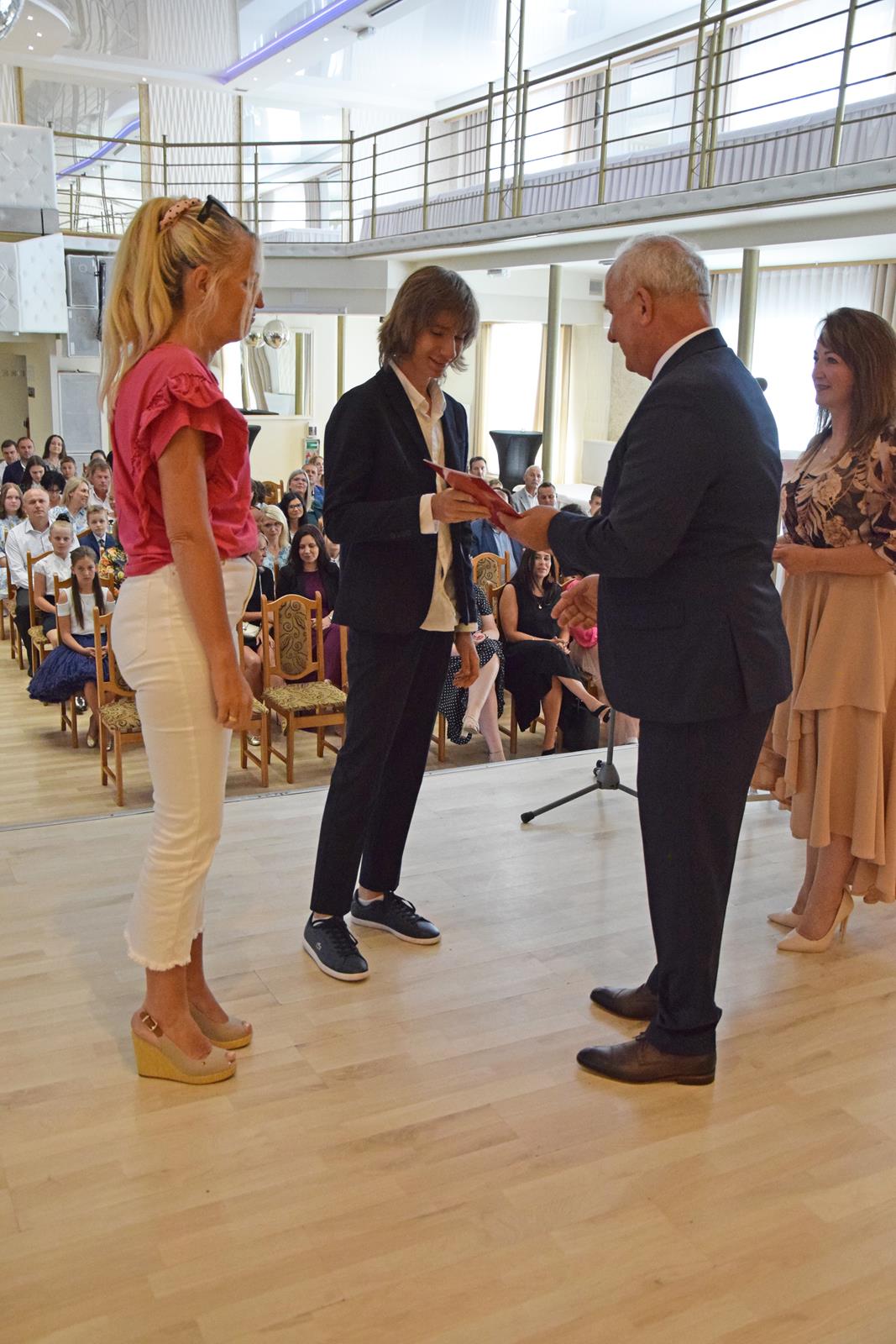Zdjęcie przedstawiające moment rozdania nagród za wybite osiągnięcia i średnią ocen powyżej 5,2. Nagrody wręczali Wójt Gminy Mierzęcice Grzegorz Podlejski oraz Zastępca Wójta Gminy Mierzęcice Iwona Pańta.