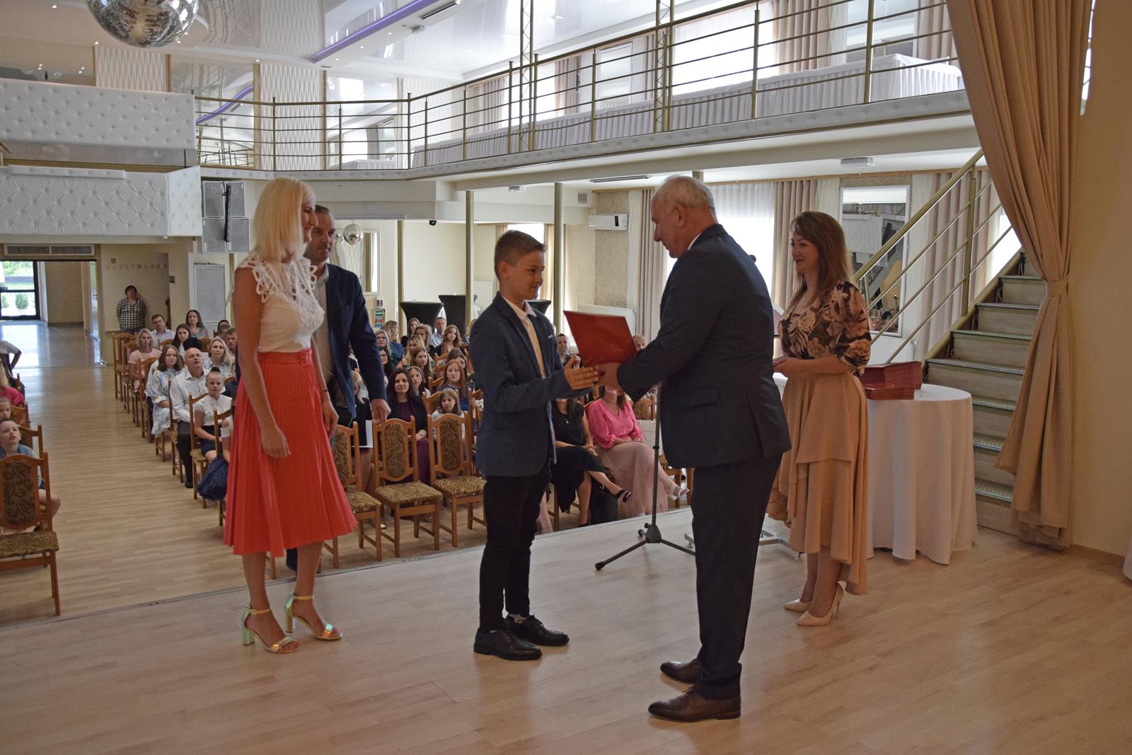 Zdjęcie przedstawiające moment rozdania nagród za wybite osiągnięcia i średnią ocen powyżej 5,2. Nagrody wręczali Wójt Gminy Mierzęcice Grzegorz Podlejski oraz Zastępca Wójta Gminy Mierzęcice Iwona Pańta.