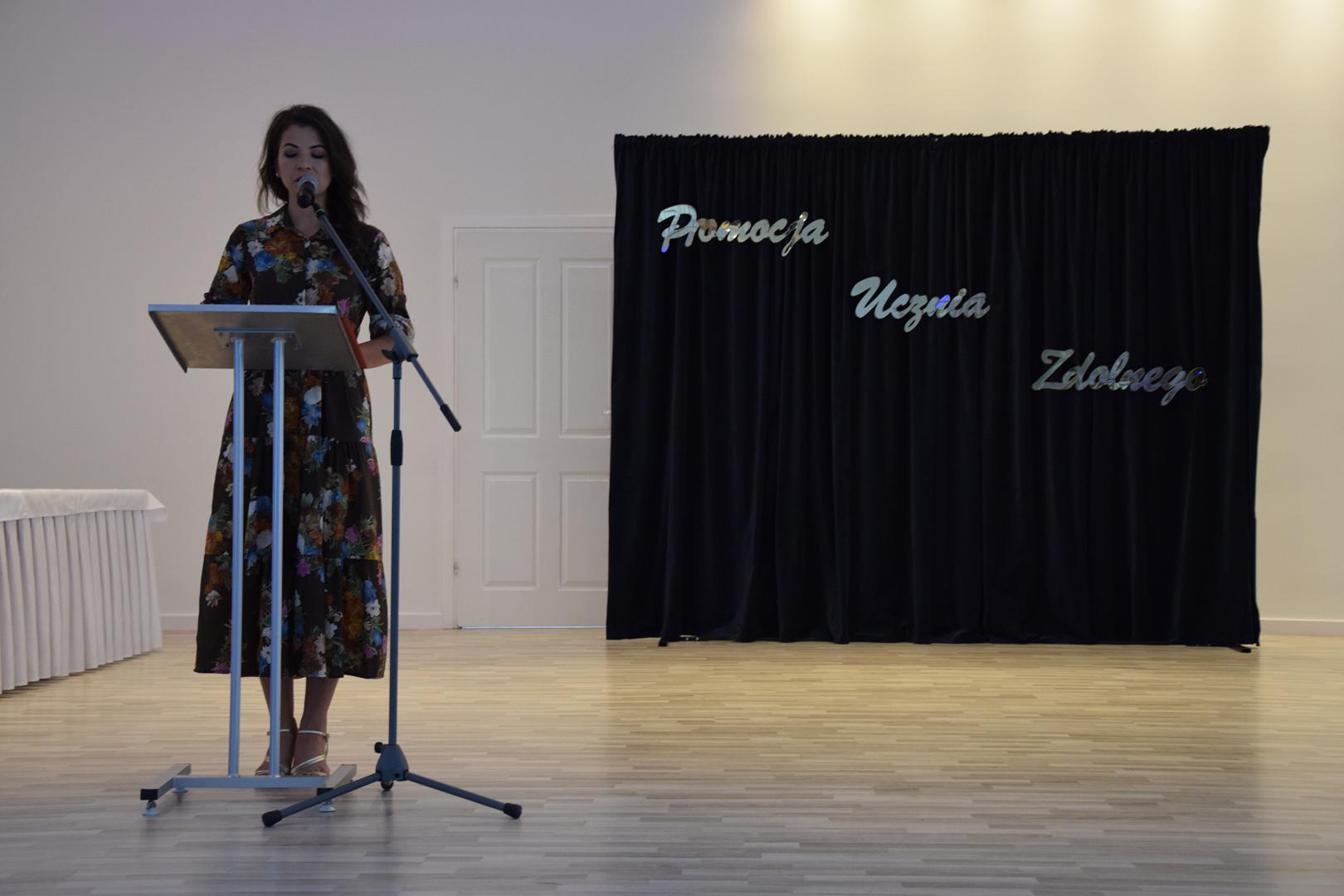 Zdjęcie przedstawia moment przemowy Dyrektor Gminnego Ośrodka Kultury w&nbsp;Mierzęcicach Karoliny Dymarskiej