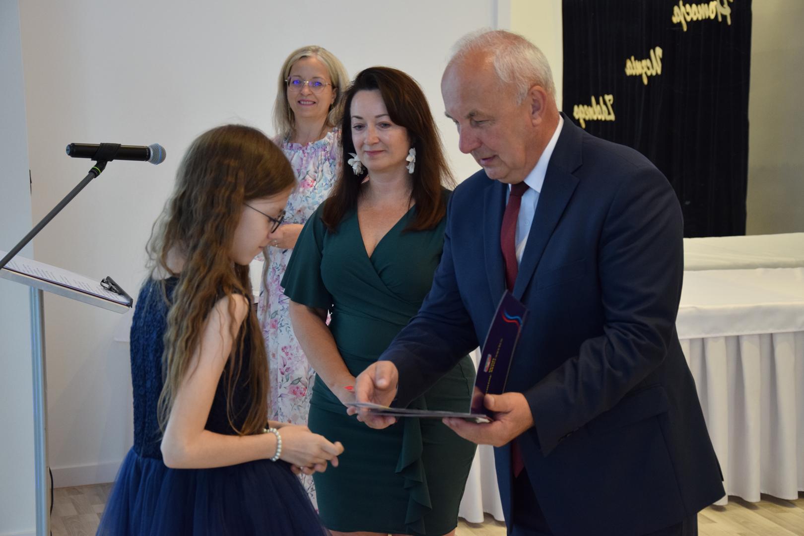 Zdjęcie przedstawia moment rozdania nagród i&nbsp;wyróżnień dla uczniów z&nbsp;najwyższą średnią ocen w&nbsp;Gminie Mierzęcice