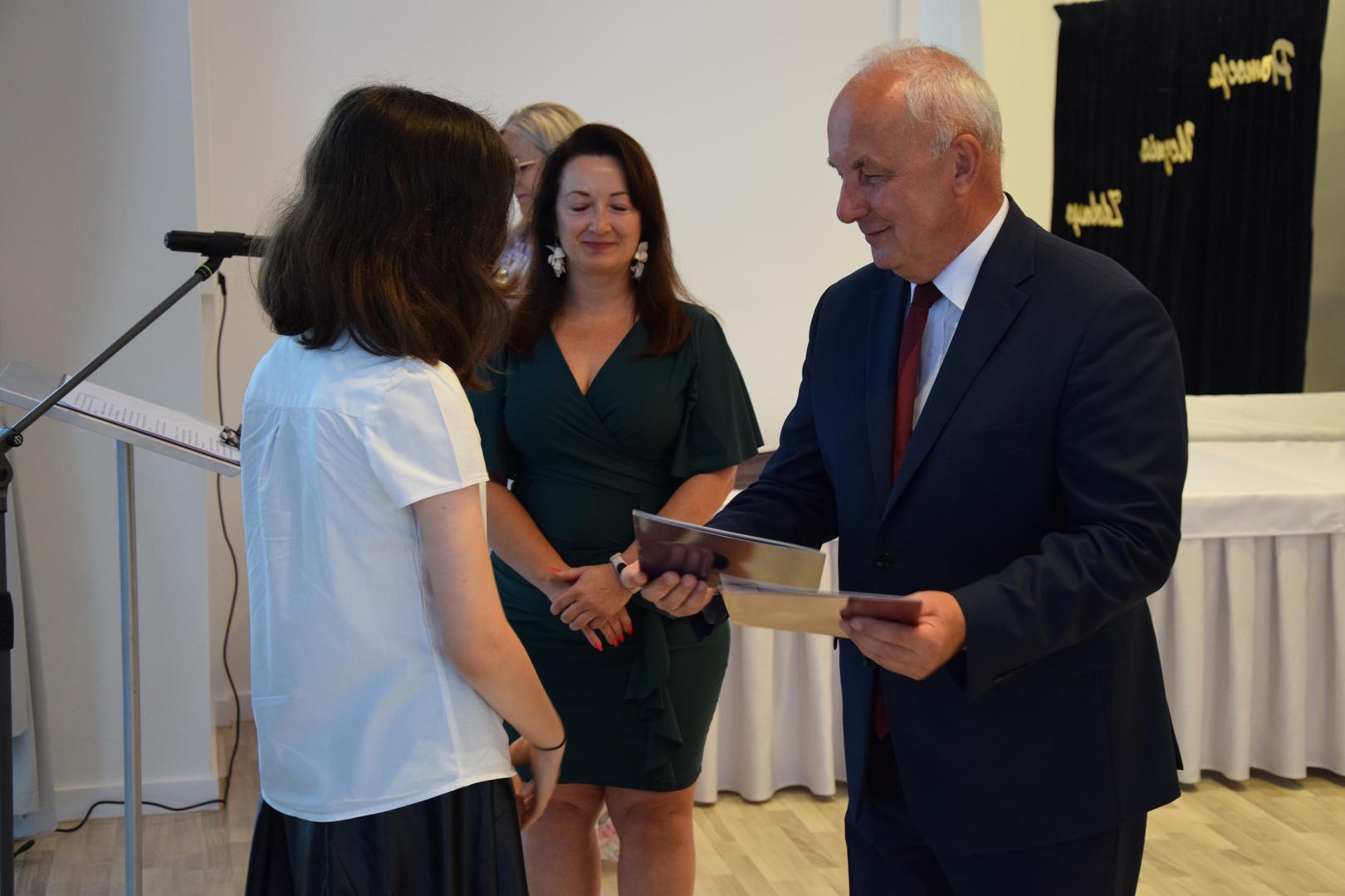 Zdjęcie przedstawia moment rozdania nagród i&nbsp;wyróżnień dla uczniów z&nbsp;najwyższą średnią ocen w&nbsp;Gminie Mierzęcice