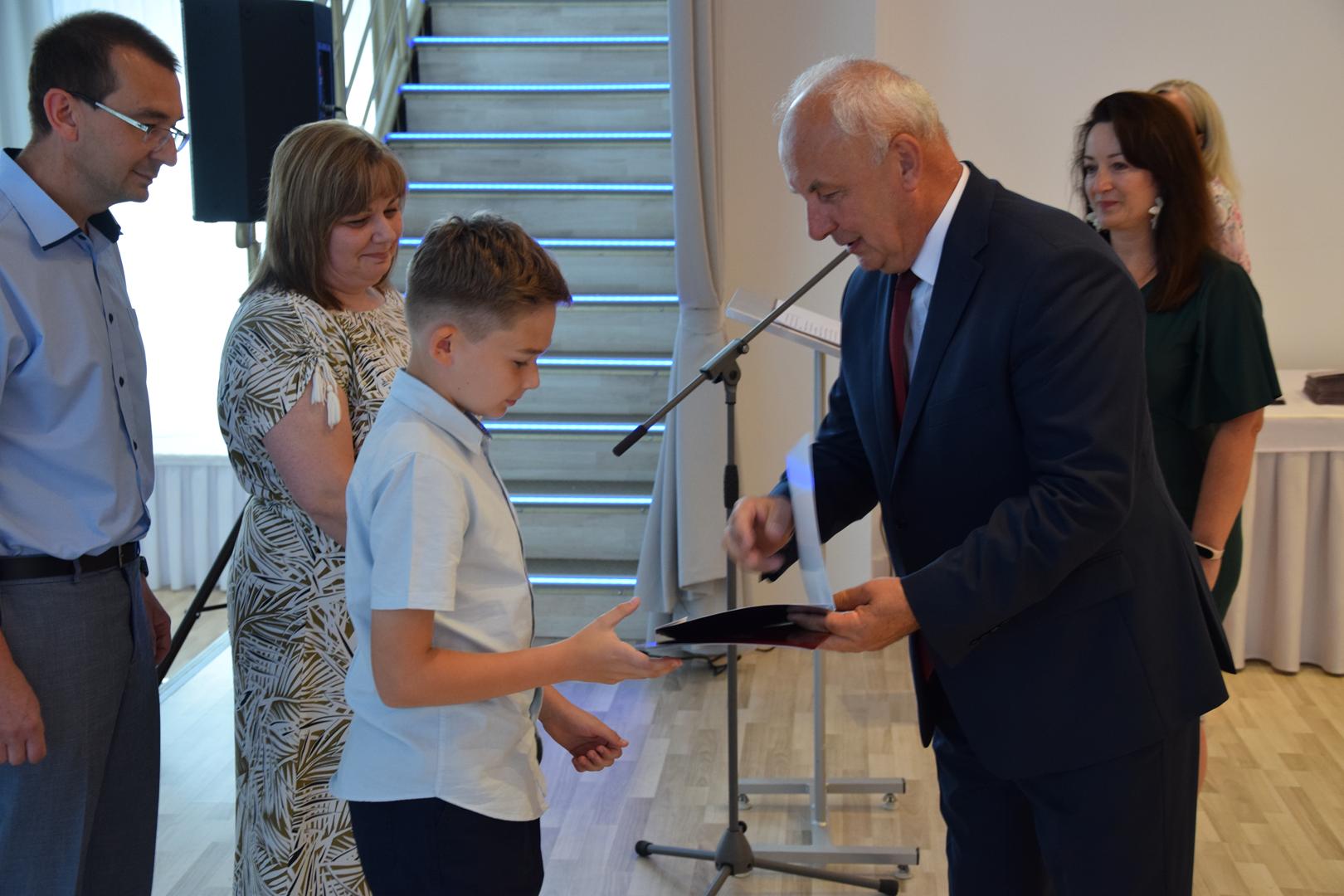 Zdjęcie przedstawia moment rozdania nagród i&nbsp;wyróżnień dla uczniów z&nbsp;najwyższą średnią ocen w&nbsp;Gminie Mierzęcice