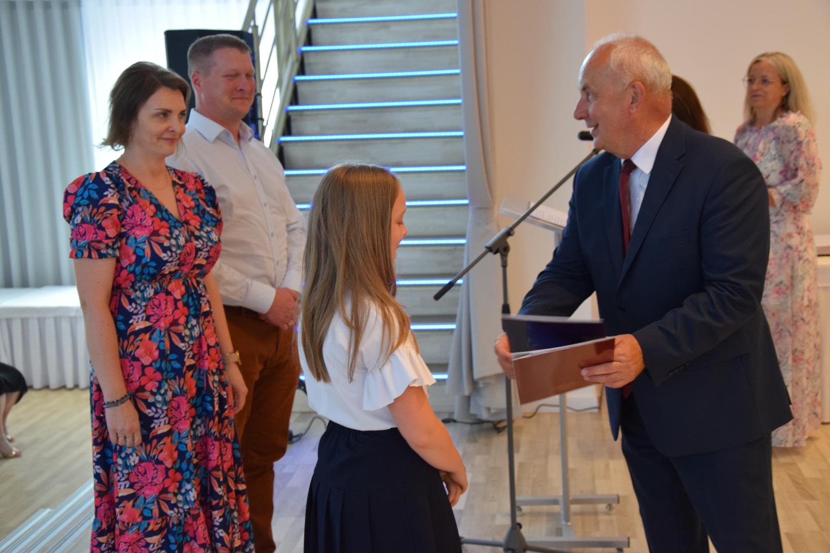 Zdjęcie przedstawia moment rozdania nagród i&nbsp;wyróżnień dla uczniów z&nbsp;najwyższą średnią ocen w&nbsp;Gminie Mierzęcice