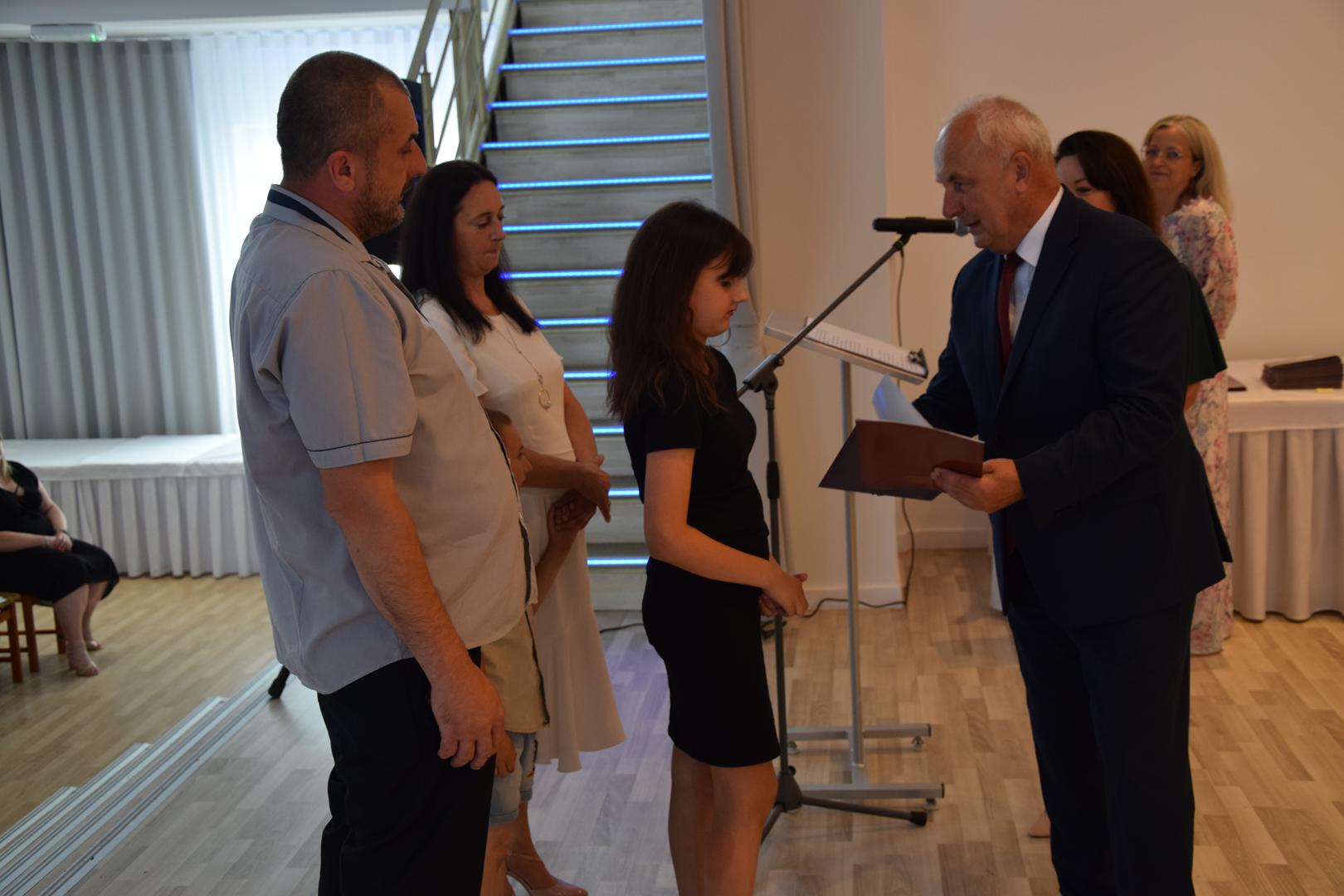 Zdjęcie przedstawia moment rozdania nagród i&nbsp;wyróżnień dla uczniów z&nbsp;najwyższą średnią ocen w&nbsp;Gminie Mierzęcice