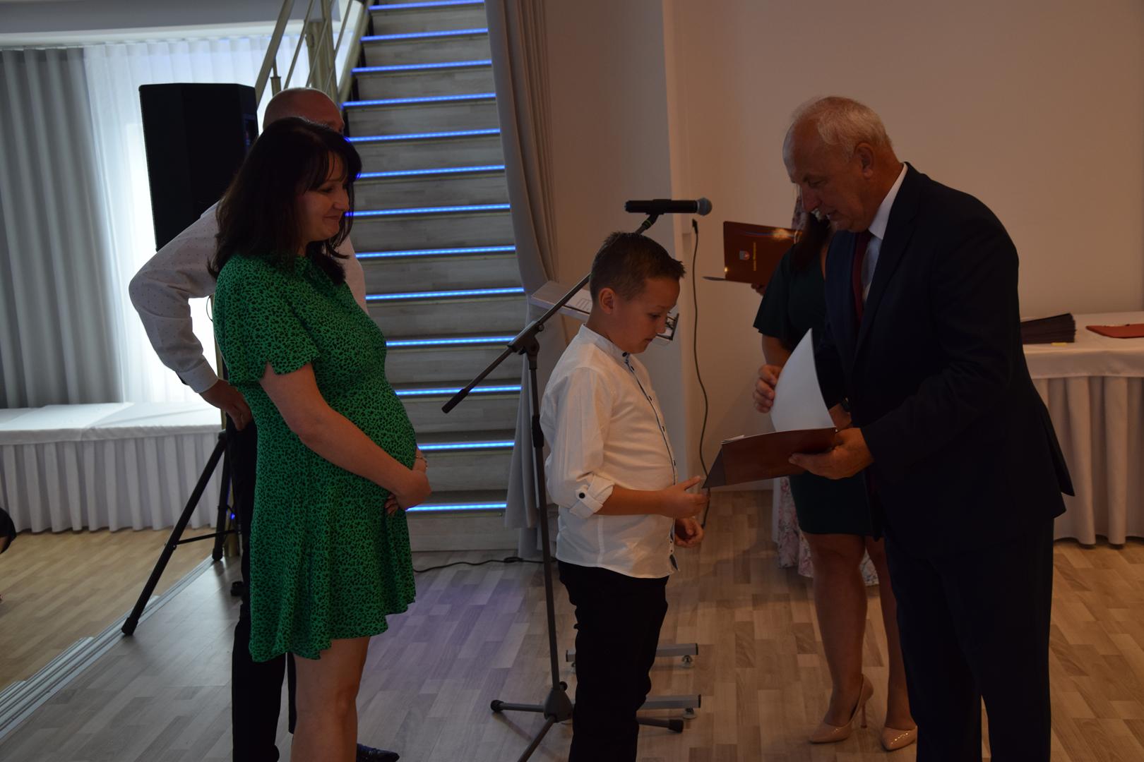 Zdjęcie przedstawia moment rozdania nagród i&nbsp;wyróżnień dla uczniów z&nbsp;najwyższą średnią ocen w&nbsp;Gminie Mierzęcice