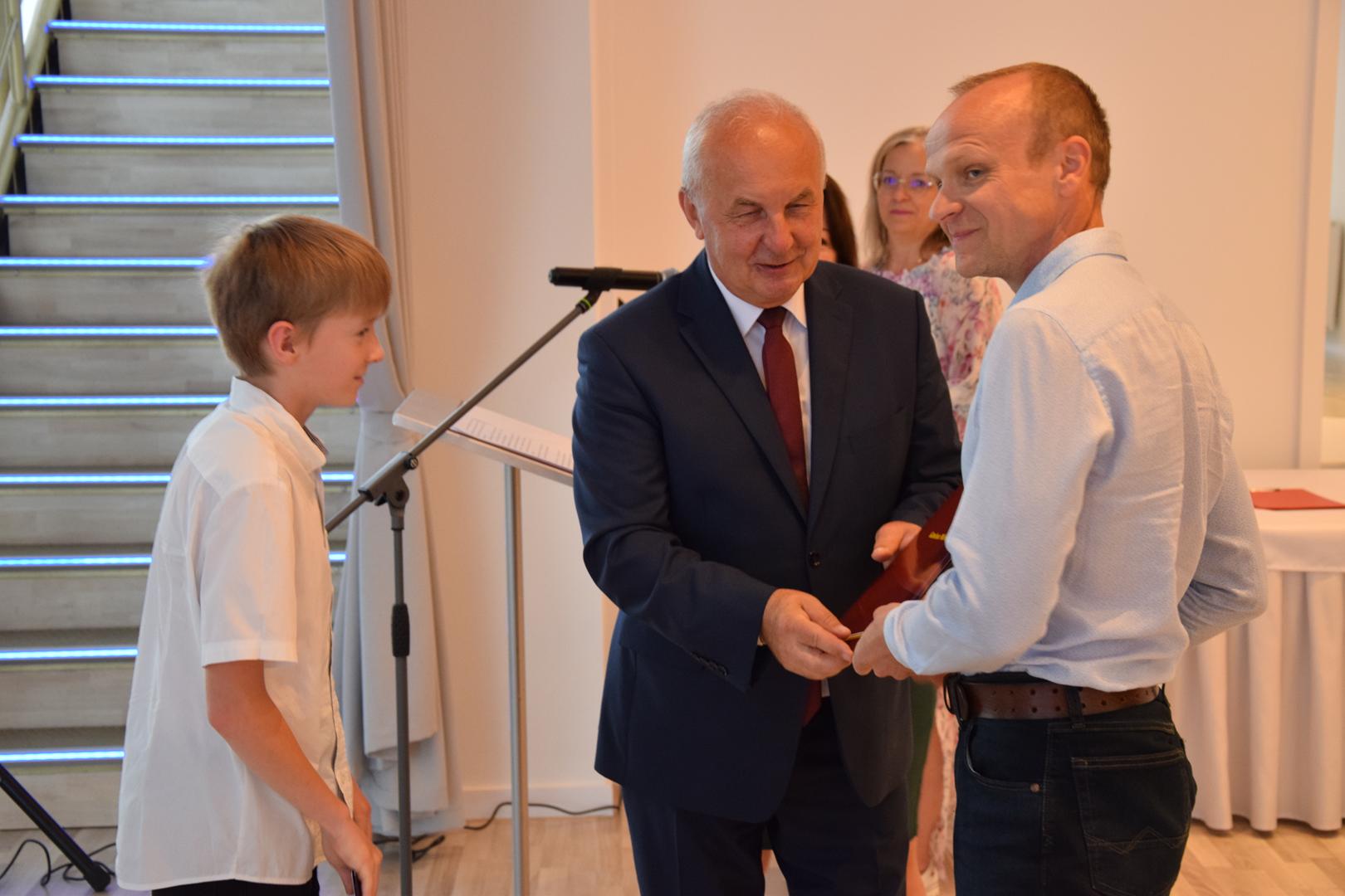 Zdjęcie przedstawia moment rozdania nagród i&nbsp;wyróżnień dla uczniów z&nbsp;najwyższą średnią ocen w&nbsp;Gminie Mierzęcice