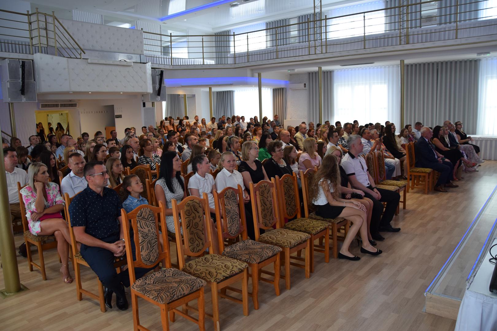 Zdjęcie przedstawia widok na salę Gminnego Ośrodka Kultury w&nbsp;Mierzęcicach