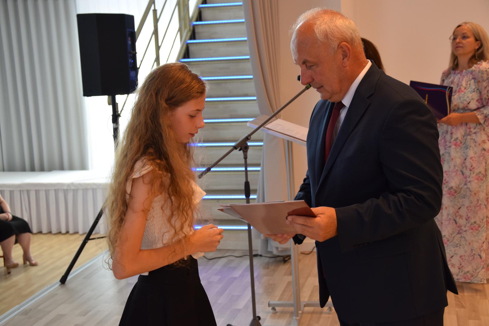 Zdjęcie przedstawia moment rozdania nagród i&nbsp;wyróżnień dla uczniów z&nbsp;najwyższą średnią ocen w&nbsp;Gminie Mierzęcice