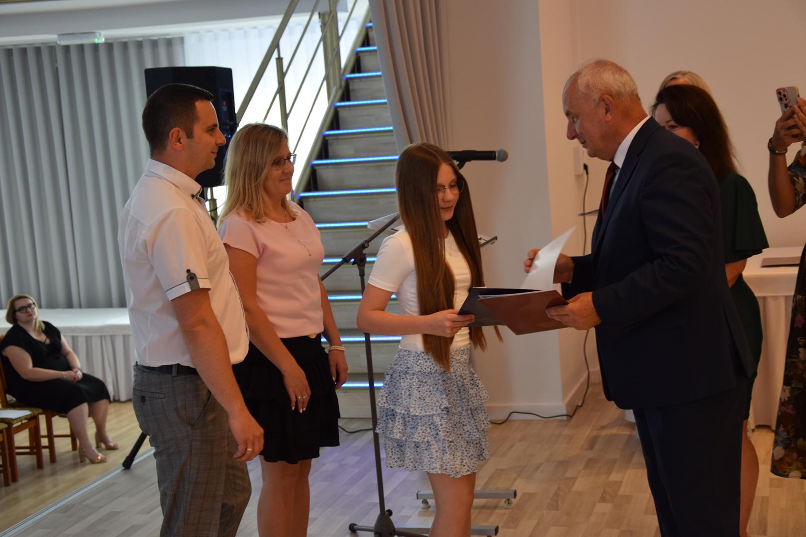 Zdjęcie przedstawia moment rozdania nagród i&nbsp;wyróżnień dla uczniów z&nbsp;najwyższą średnią ocen w&nbsp;Gminie Mierzęcice