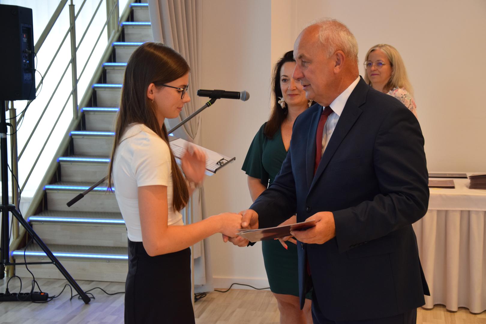 Zdjęcie przedstawia moment rozdania nagród i&nbsp;wyróżnień dla uczniów z&nbsp;najwyższą średnią ocen w&nbsp;Gminie Mierzęcice