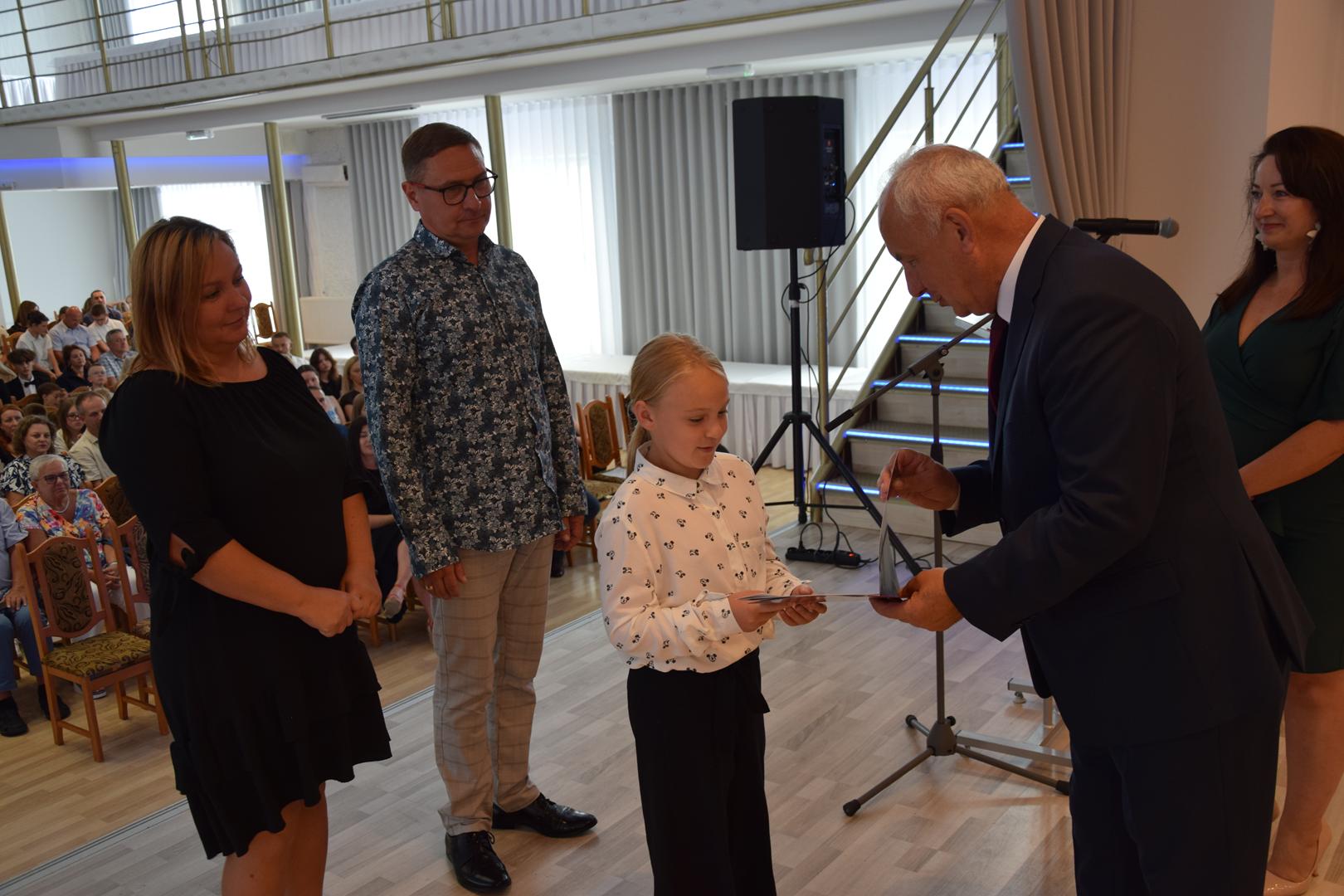 Zdjęcie przedstawia moment rozdania nagród i&nbsp;wyróżnień dla uczniów z&nbsp;najwyższą średnią ocen w&nbsp;Gminie Mierzęcice