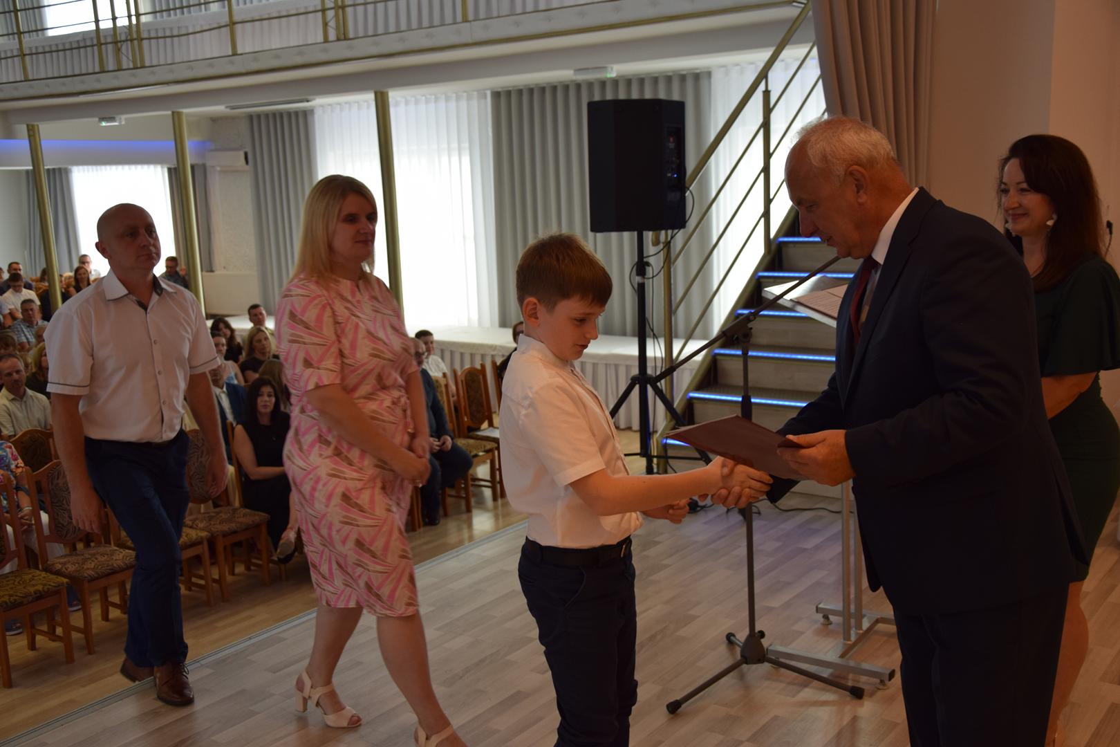 Zdjęcie przedstawia moment rozdania nagród i&nbsp;wyróżnień dla uczniów z&nbsp;najwyższą średnią ocen w&nbsp;Gminie Mierzęcice