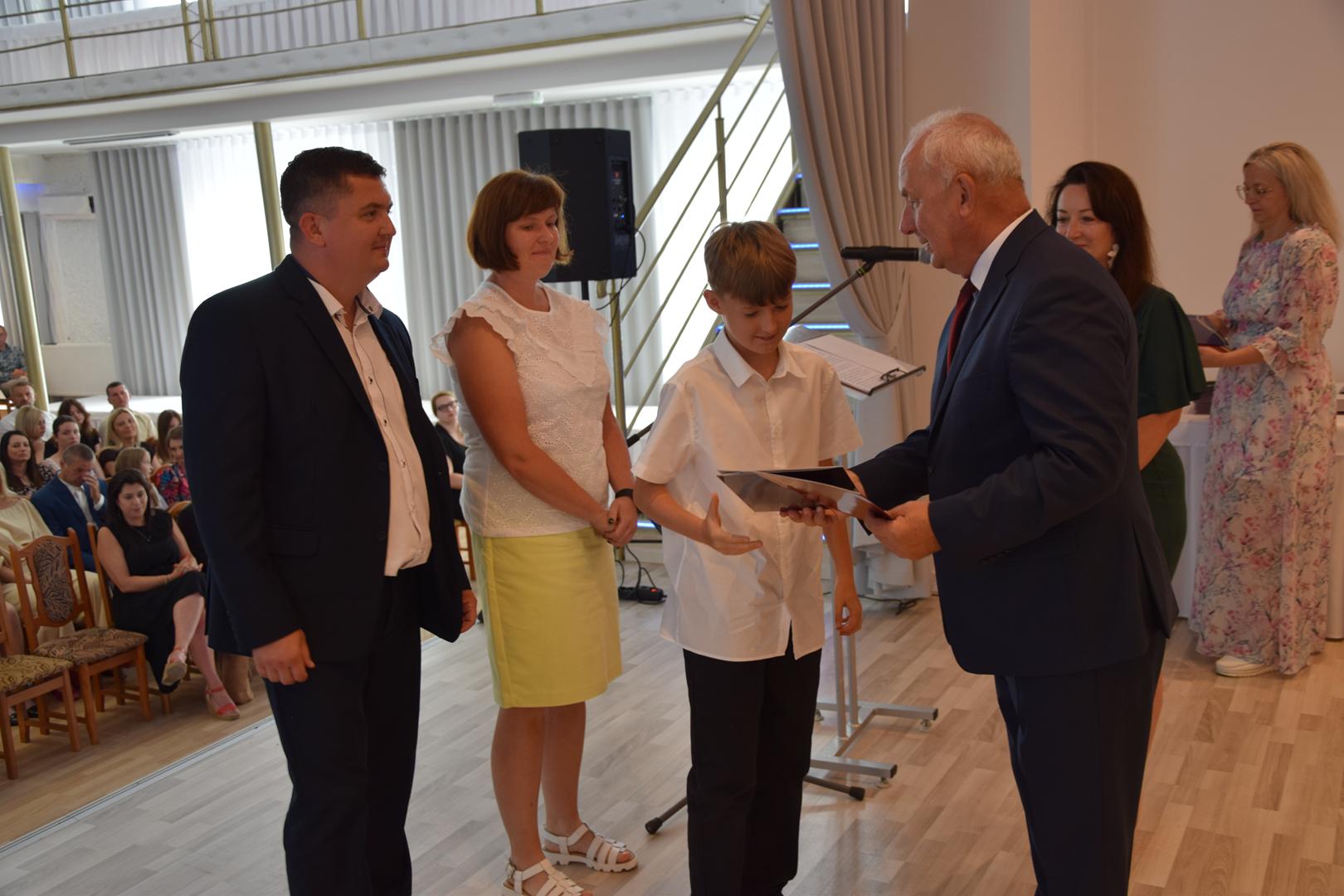 Zdjęcie przedstawia moment rozdania nagród i&nbsp;wyróżnień dla uczniów z&nbsp;najwyższą średnią ocen w&nbsp;Gminie Mierzęcice